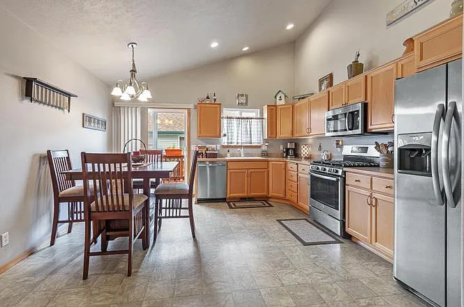 4 bed, 1524 sqft, $2,300 — Photo 2
