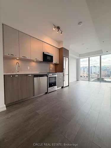 75 James St S #718 Photo 1