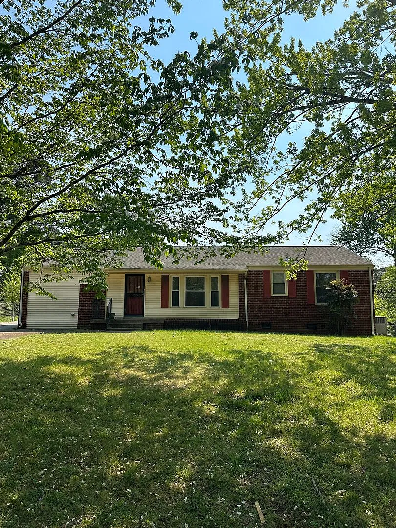A quaint three bedroom one bath single family house in Lakewood Manor Subdivision — Photo 1