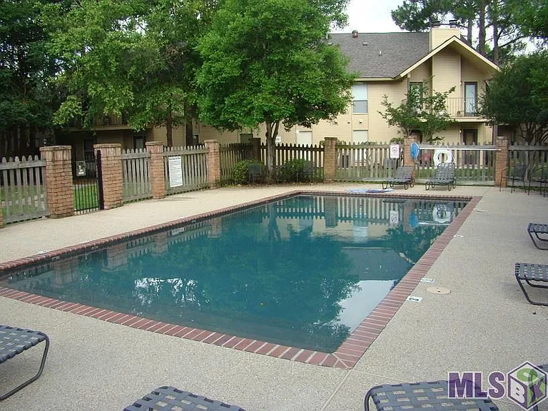 community pool, well maintained.
