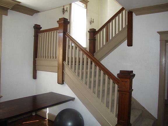 4th image of 926 E Gum St