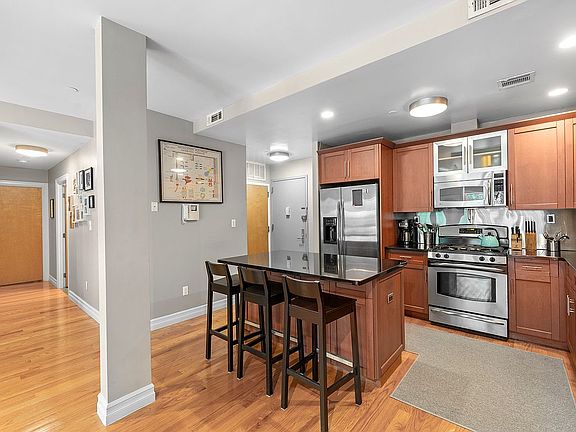 4th image of 35 Underhill Ave #B2h