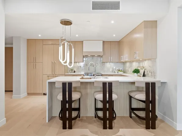 5229 Cordova Bay Rd #301, Saanich, BC V8Y 2L1