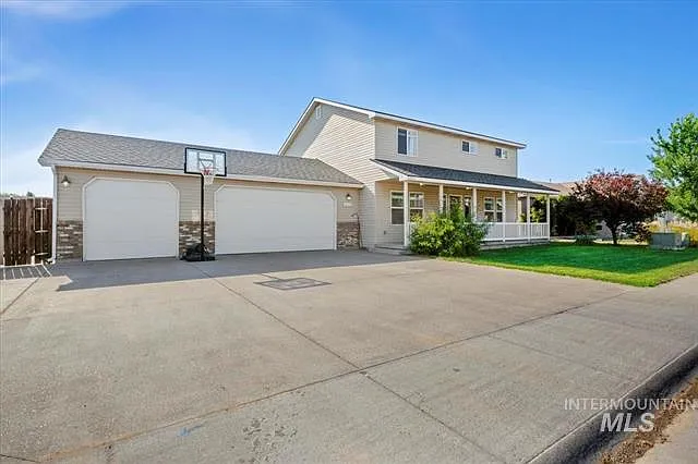 1437 NE Cinder Loop — Photo 1