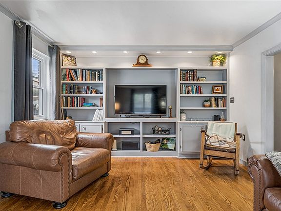 5th image of 811 Spring St