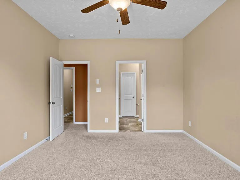 215 Classy Ct — Photo 10