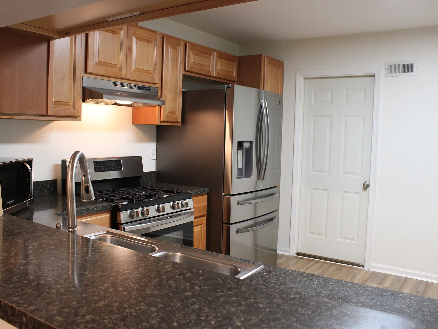 3 bed, 2.5 bath, 1872 sqft, $2,500 — Photo 3