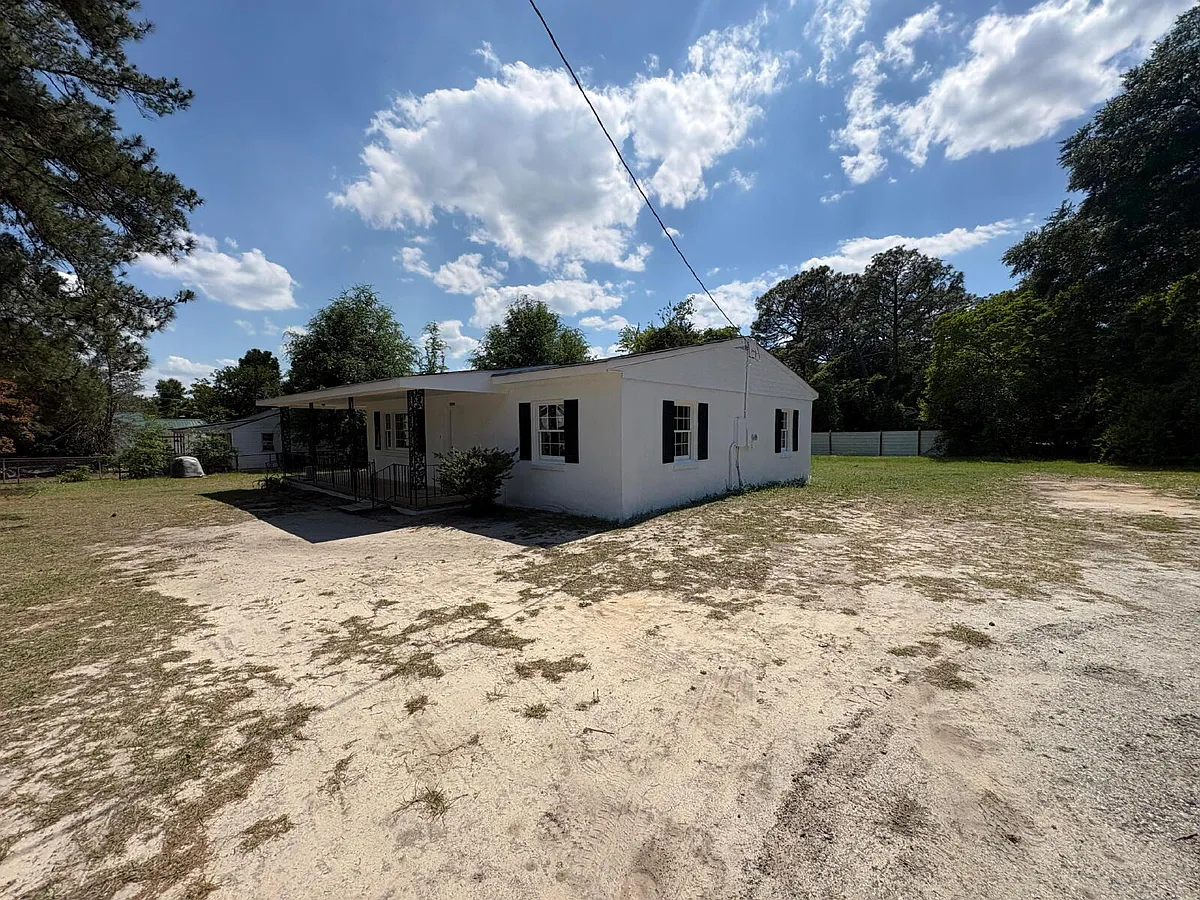 Building Photo - 2690 Belhaven Rd