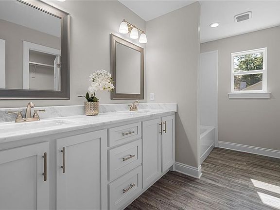 3rd image of 29 Lemans Dr N