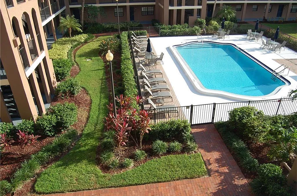 2 bed, 914 sqft, $2,100 — Photo 2
