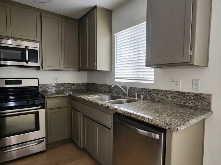 1810 Malcolm Ave #206 — Photo 7