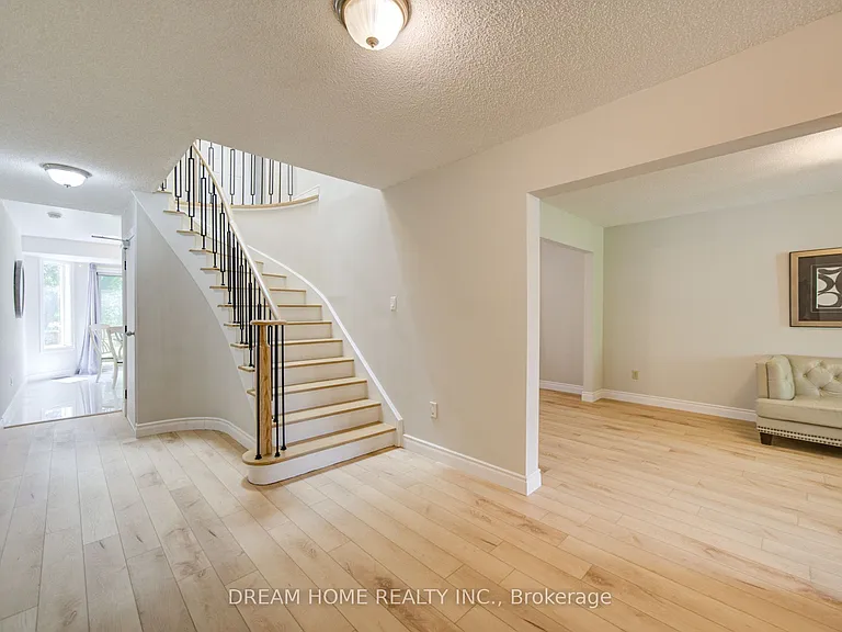 25 Yongehurst Rd — Photo 5