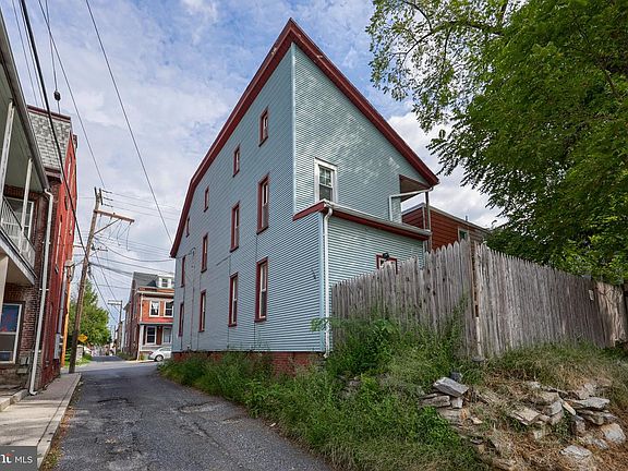 4th image of 916 Walnut St