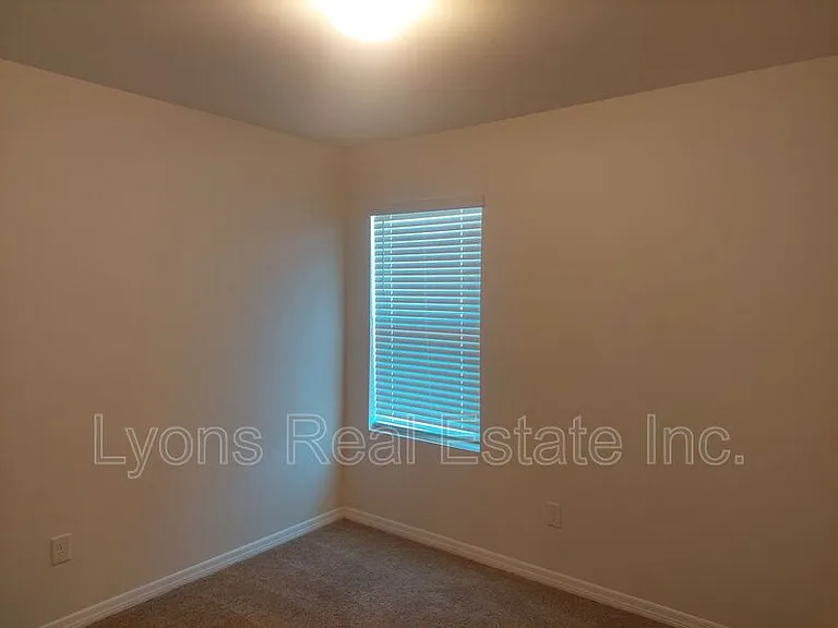 326 SW 24th Pl — Photo 17