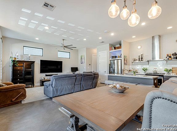 3rd image of 203 Nogalitos St APT 5