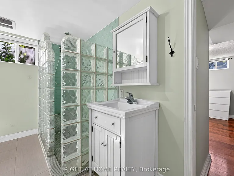 60 Westwood Dr — Photo 18