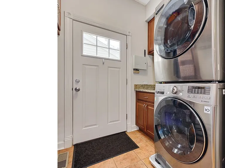 1213 W Roscoe St — Photo 17