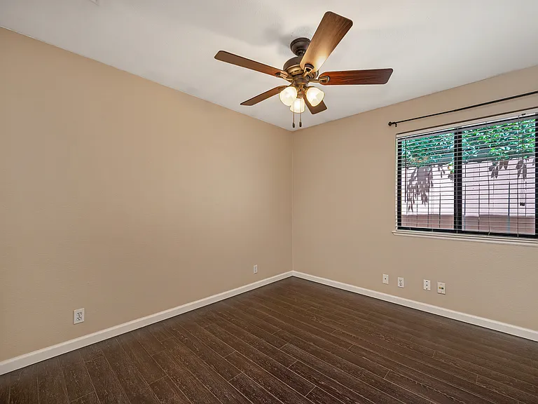 720 Donovan Ct — Photo 18