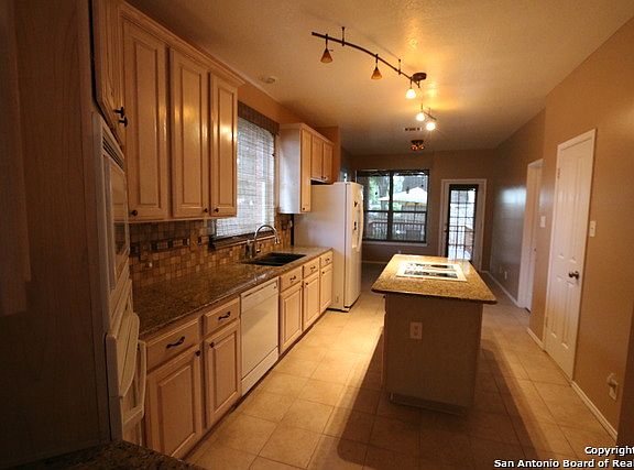 4th image of 208 Nandina Ct
