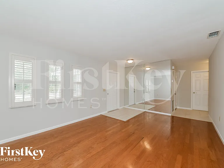 560 Donora St — Photo 2