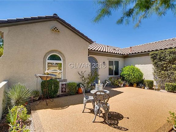 Inviting Front Courtyard