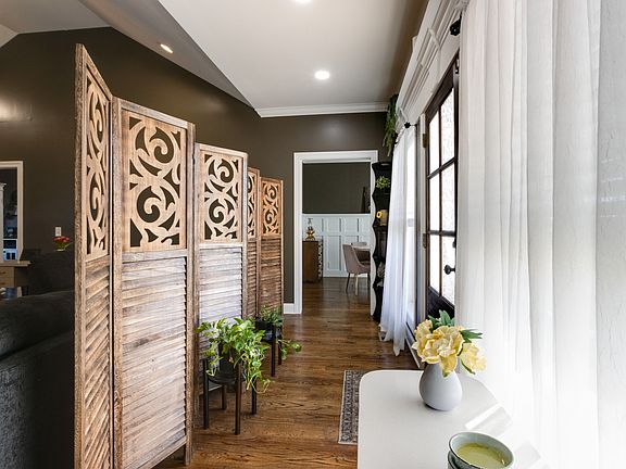 2nd image of 2006 Longview Rd