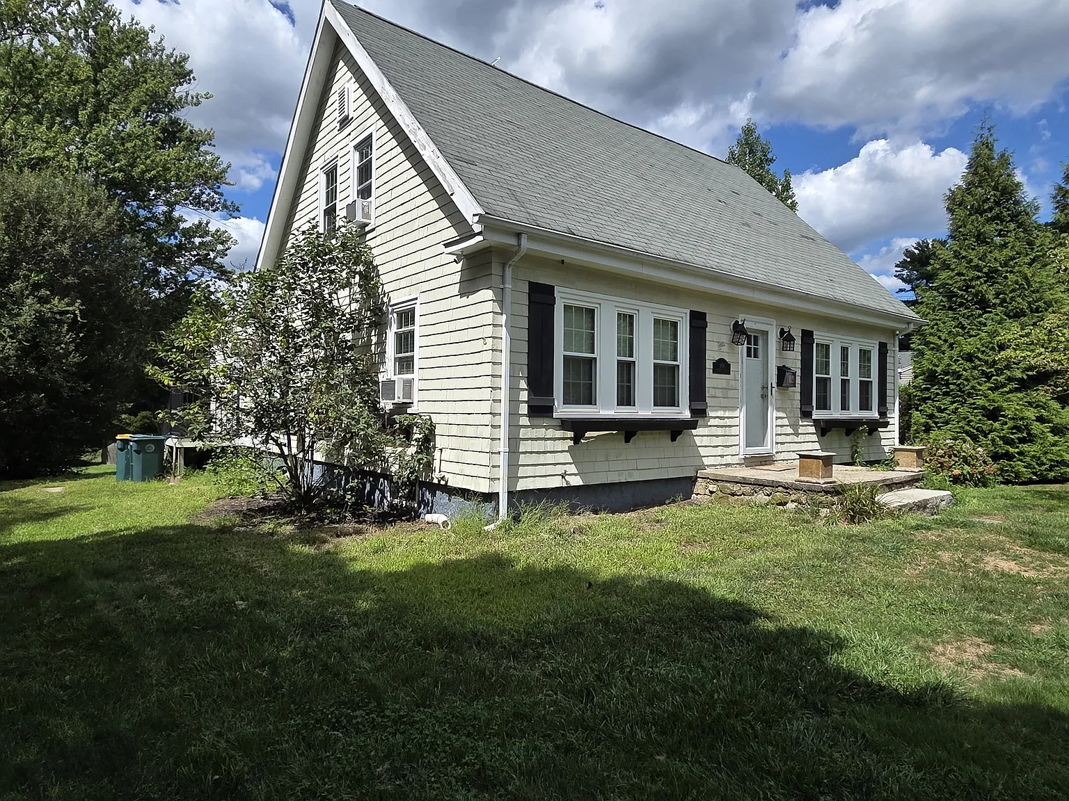 4 bed, 1.0 bath, 1452 sqft, $3,000 — Photo 1