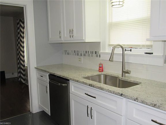 5th image of 991 W Liberty St