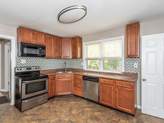 3rd image of 5 Saint Michael Ct
