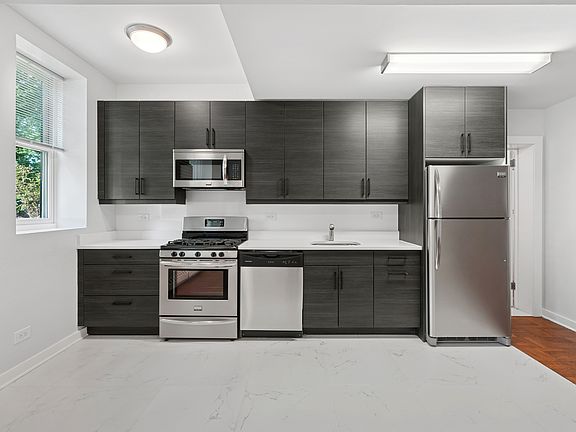 3rd image of 1135 Pelham Pkwy #L4