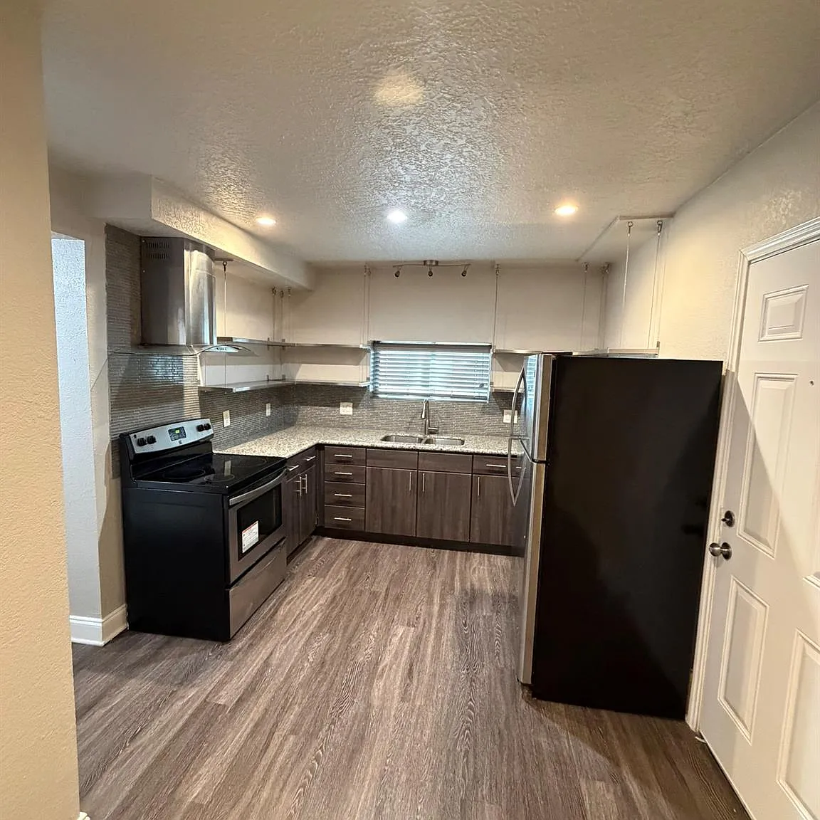 3 bed, 1.0 bath, 800 sqft, $1,399 — Photo 4