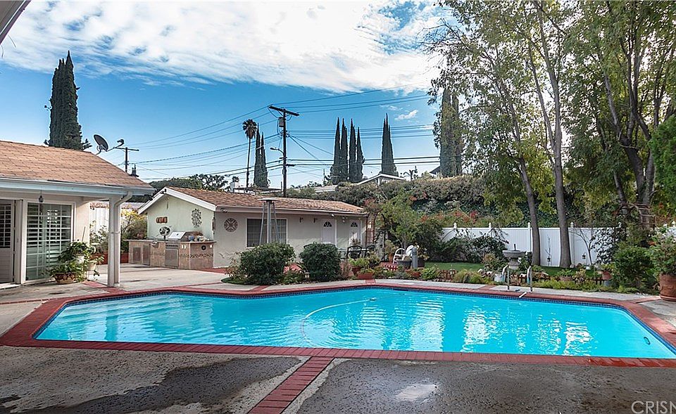 1st image of 20600 Oxnard St