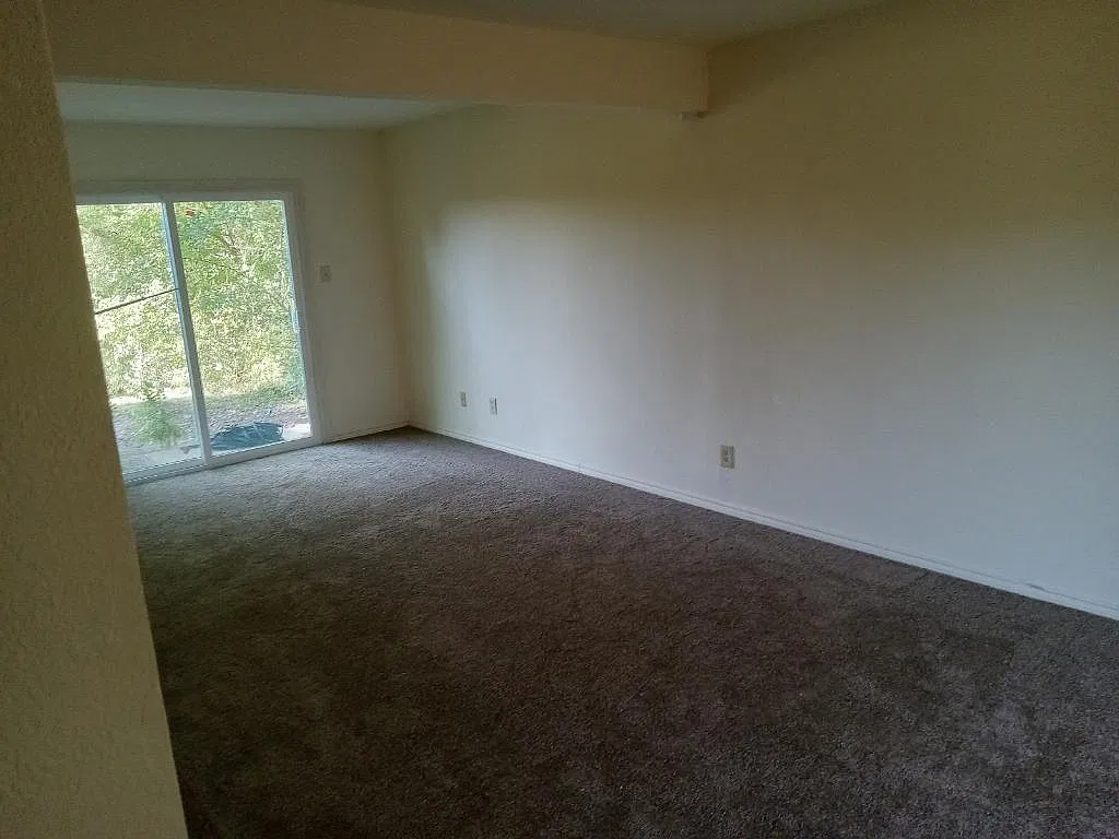 1669 Poplar Dr — Photo 2