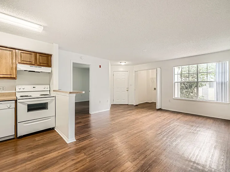 Golden Oaks — Photo 16