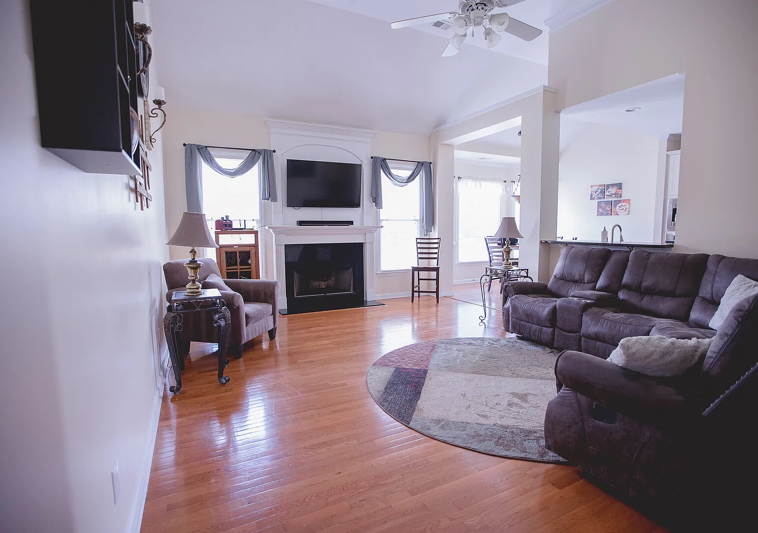 Spacious, Professionally Cleaned 3 bedroom Home — Photo 3