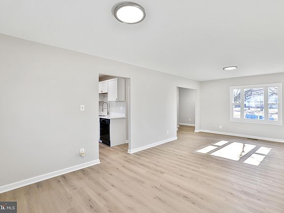 5th image of 404 W Holly Ave