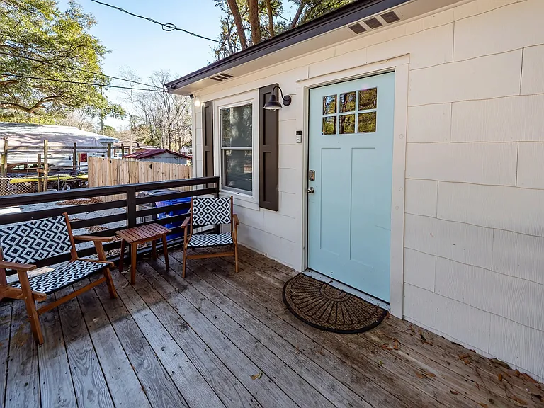 1511 Larry St — Photo 7
