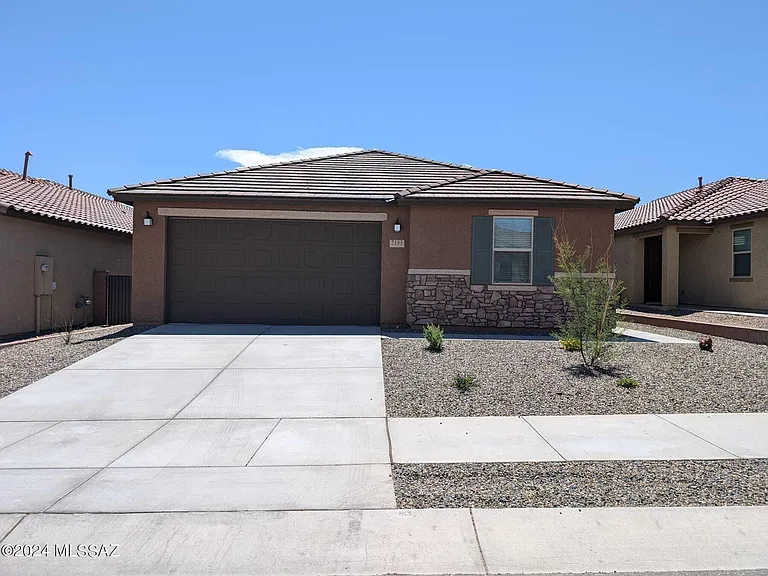 2195 W Desert Topaz Way — Photo 1