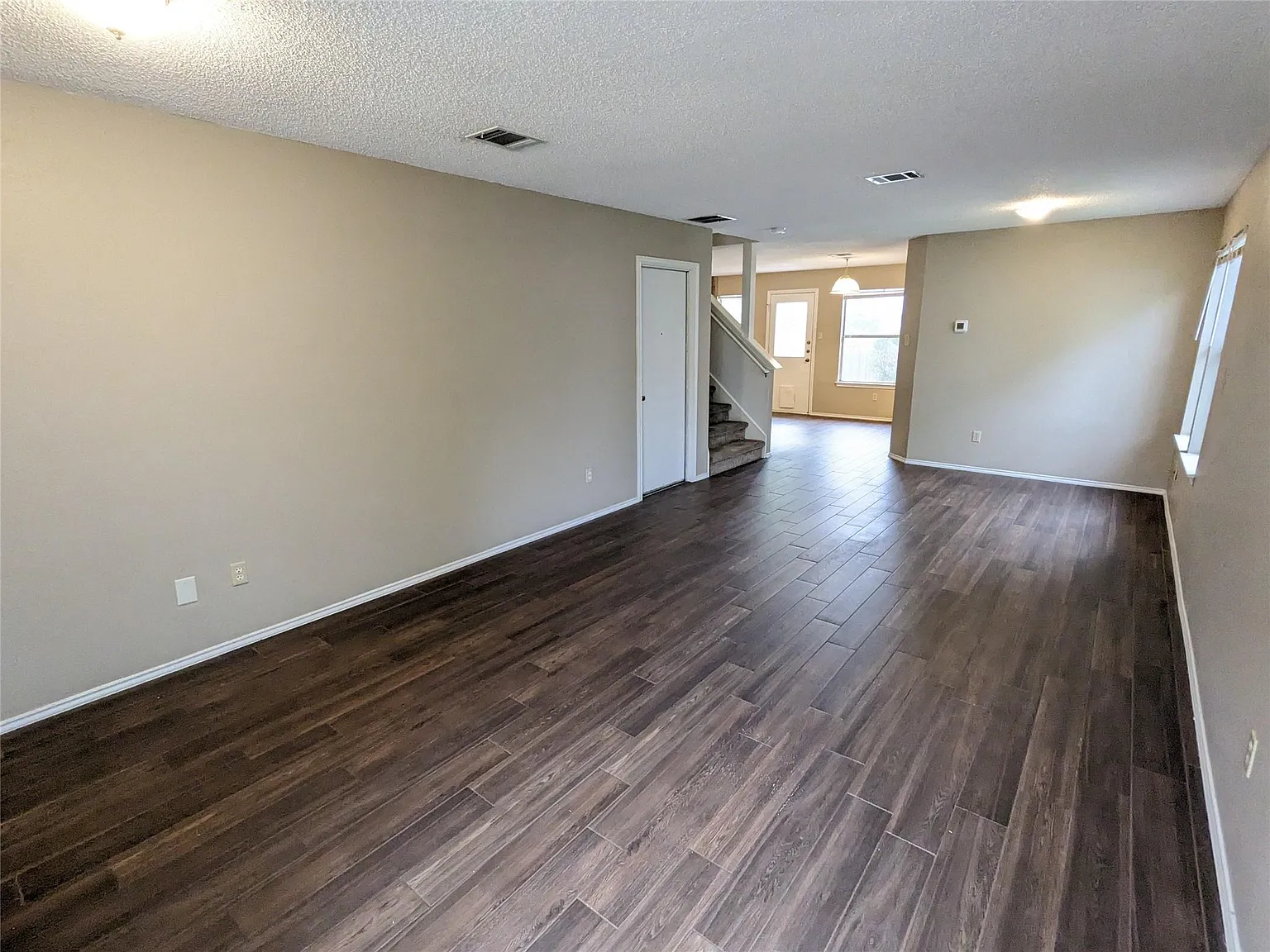 4 bed, 2.5 bath, 1891 sqft, $2,400 — Photo 3