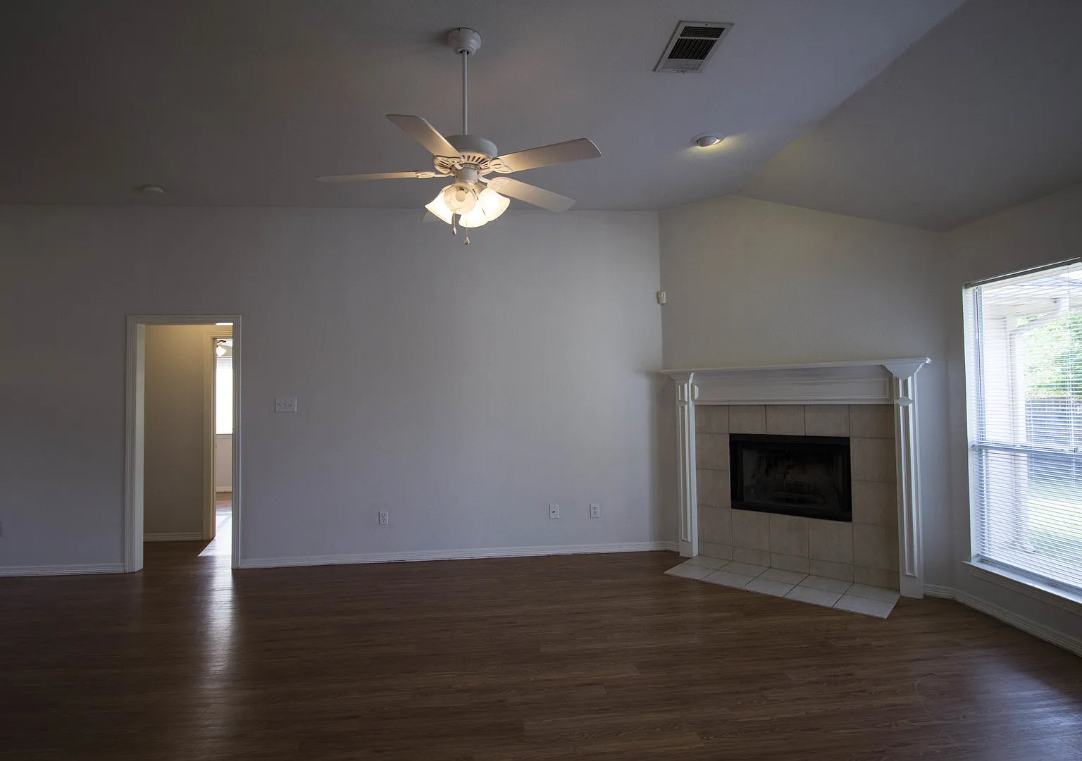 Awesome Home-Great Location — Photo 4