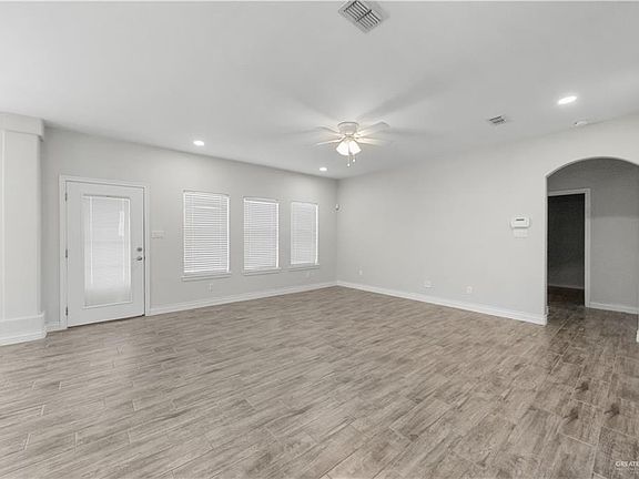 4th image of 2711 Leslie St