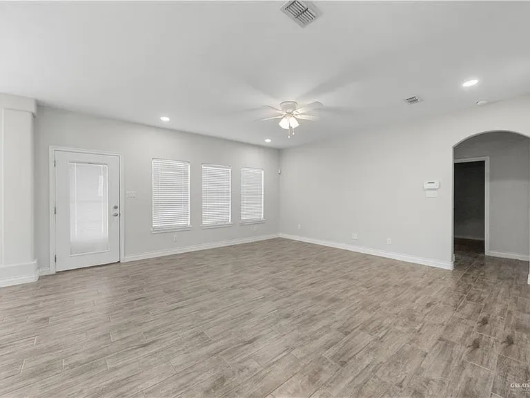 2711 Leslie St — Photo 4