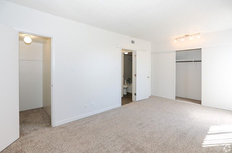 720 sqft bedroom w/ two closets