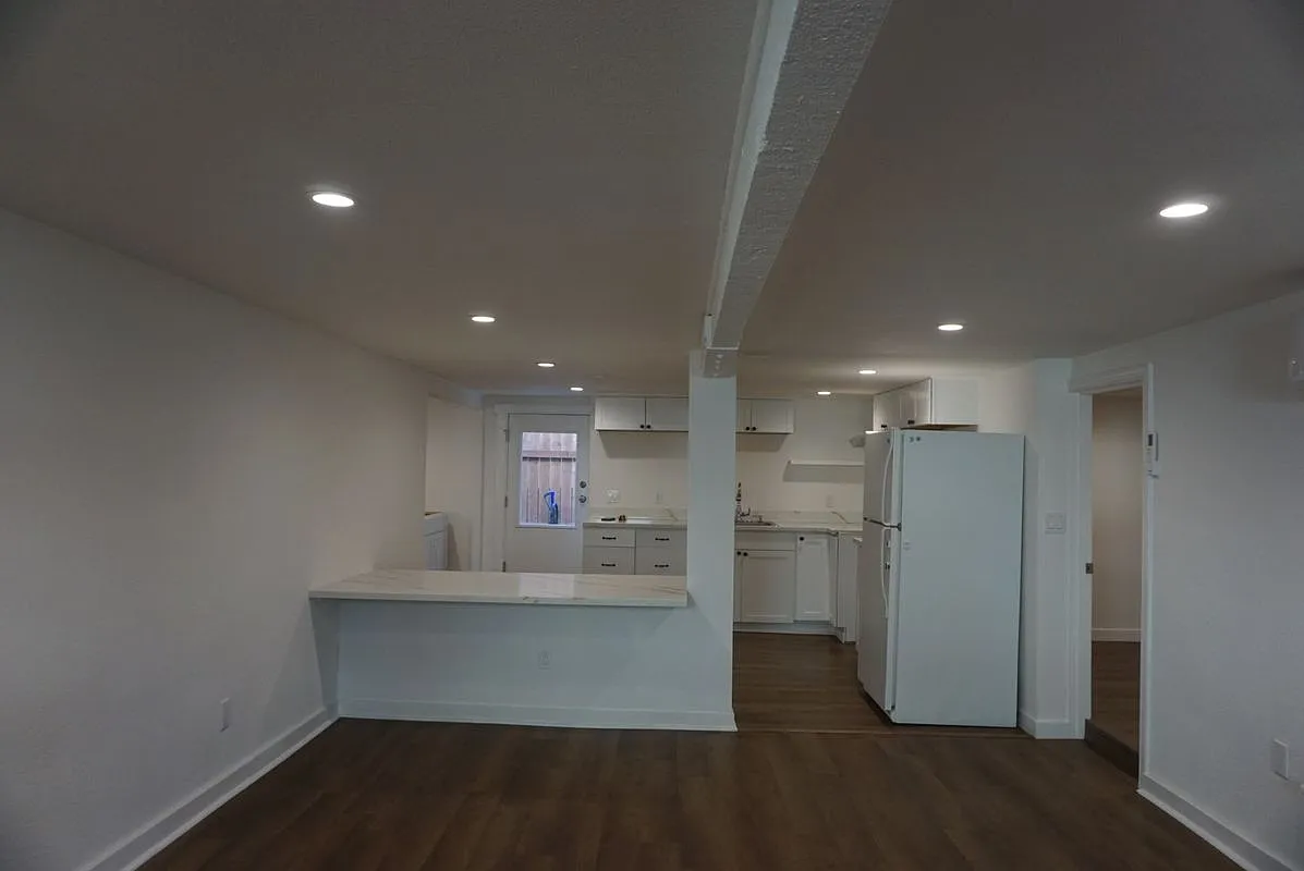 2 bed, 1.0 bath, 950 sqft, $1,700 — Photo 3
