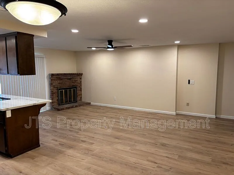 2 bed, 2.0 bath, 1084 sqft, $2,295 — Photo 2