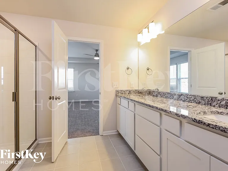 557 Hillpark Ln — Photo 9