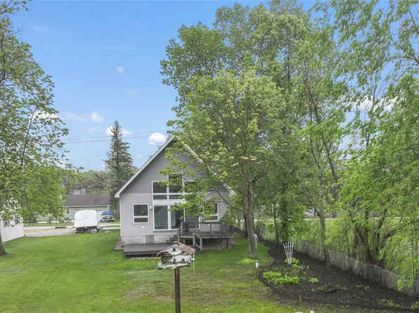 8844 Riverside Dr, Brighton, MI 48116