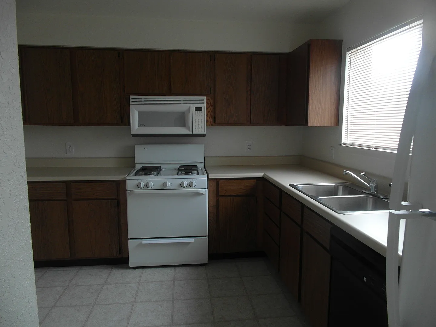3 bedroom, 1.5 bathroom duplex with Central air — Photo 3