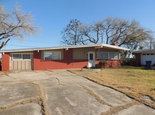 102 Travis St, Port Lavaca, TX 77979