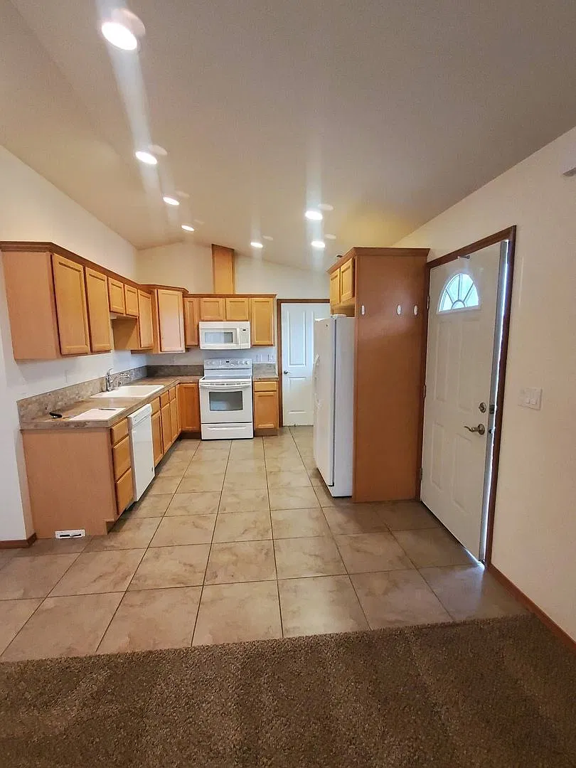 7654 Mcdougal Ave NE — Photo 3
